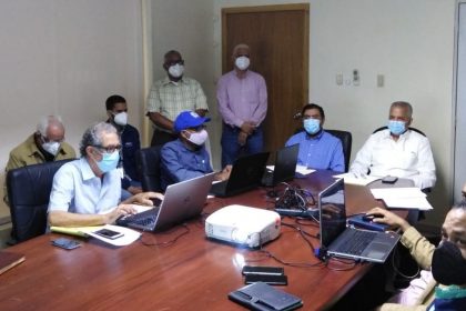 1. El director ejecutivo del INDRHI, Olmedo Caba; el administrador de EGEHID, Rafael Salazar, y representantes del COE, Ministerio de Defensa, ONAMET, CAASD e INAPA, participaron en la reunión del COPRE realizada el pasado sábado.