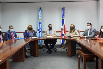 En la reunión participaron Lía Díaz Santana, Ruddy González, Ángela Pérez Díaz, Olmedo Caba, Gloria Reyes, Julio Séliman y Siria Frías.