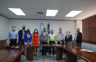 Foto1. Olmedo Caba Romano, Director Del INDRHI, Junto A Juana Barceló, Presidenta De Barrick Pueblo Viejo.