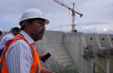 Foto 1. Caba Romano Y Miembros De La Unidad Ejecutora Supervisan La Presa.