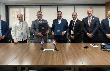 En Centro, Olmedo Caba, Director Ejecutivo Del INDRHI Y Antonio Rodríguez, Presidente Del INRH De Cuba.
