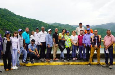 FOTO 2. Comunicadores En El Contraembalse Las Barías (1)