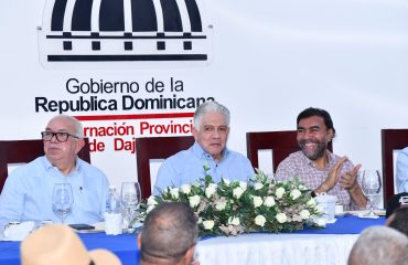Mesa Principal Mesa principal durante el encuentro entre la comisión gubernamental y productores en Dajabón