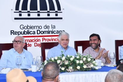 Mesa principal durante el encuentro entre la comisión gubernamental y productores en Dajabón