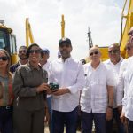 1.Olmedo Caba Romano, Director Ejecutivo Del INDRHI, Recibe Los Nuevos Equipos Pesados Destinados Al Fortalecimiento Institucional Del Proyecto PARGIRH.