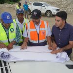 Autoridades Del INDRHI Revisan Planos Y Cronograma De Proyecto De Encauzamiento En Río Baní