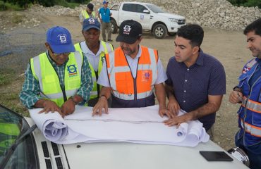 Autoridades Del INDRHI Revisan Planos Y Cronograma De Proyecto De Encauzamiento En Río Baní