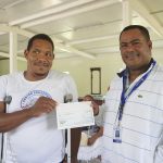 Foto 1. Director De Fiscalización Del INDRHI Entrega Cheques A Comunitario Por Concepto De Indemnización Por Manutención.