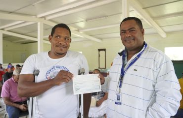 Foto 1. Director De Fiscalización Del INDRHI Entrega Cheques A Comunitario Por Concepto De Indemnización Por Manutención.